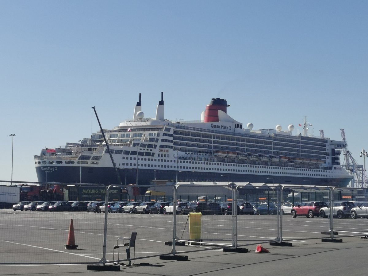 QM2 am Pier in Southampton