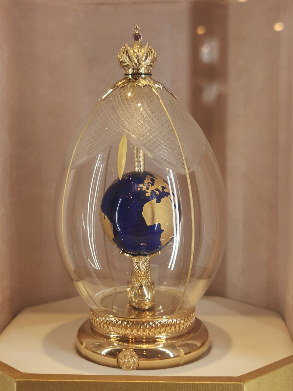 Transparentes Welt-Ei mit drehbarem Globus