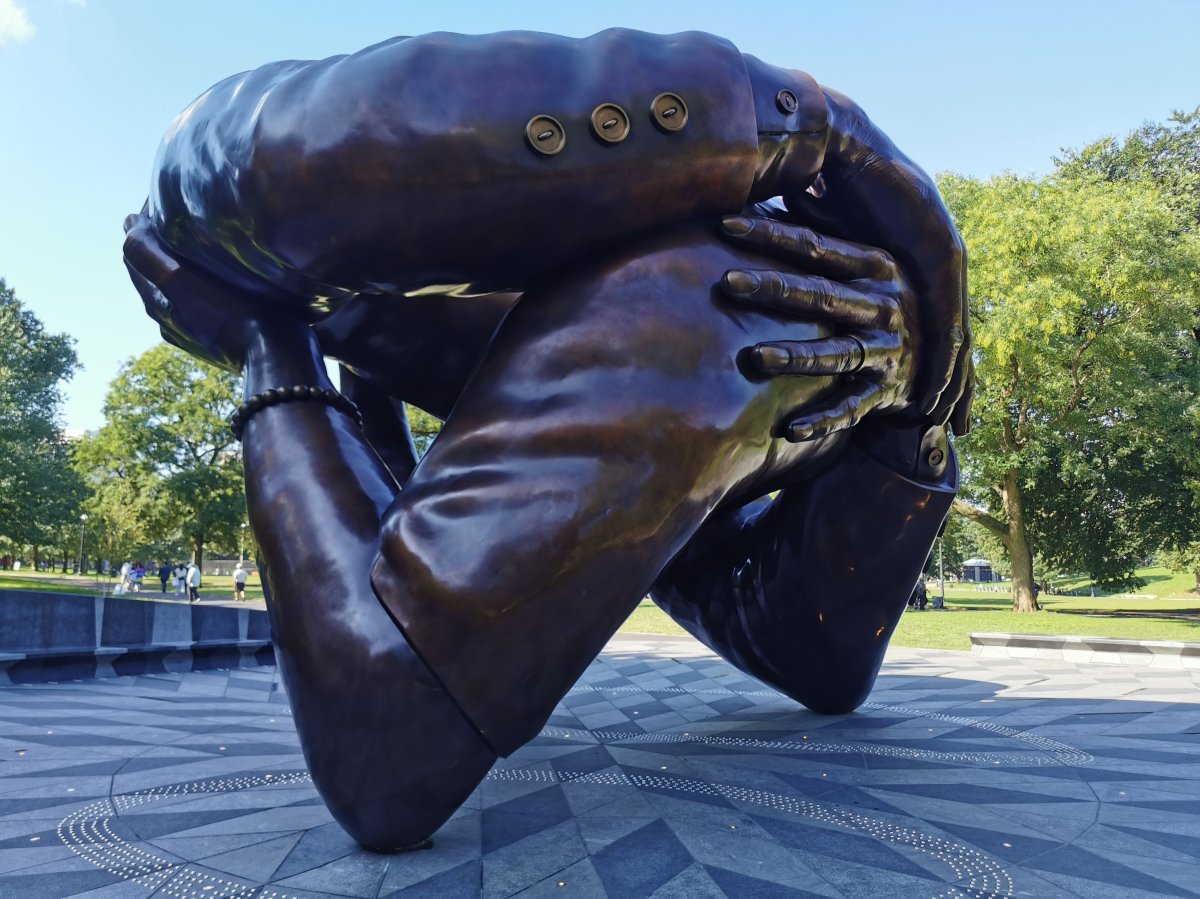 Skulptur "The Embrace" 