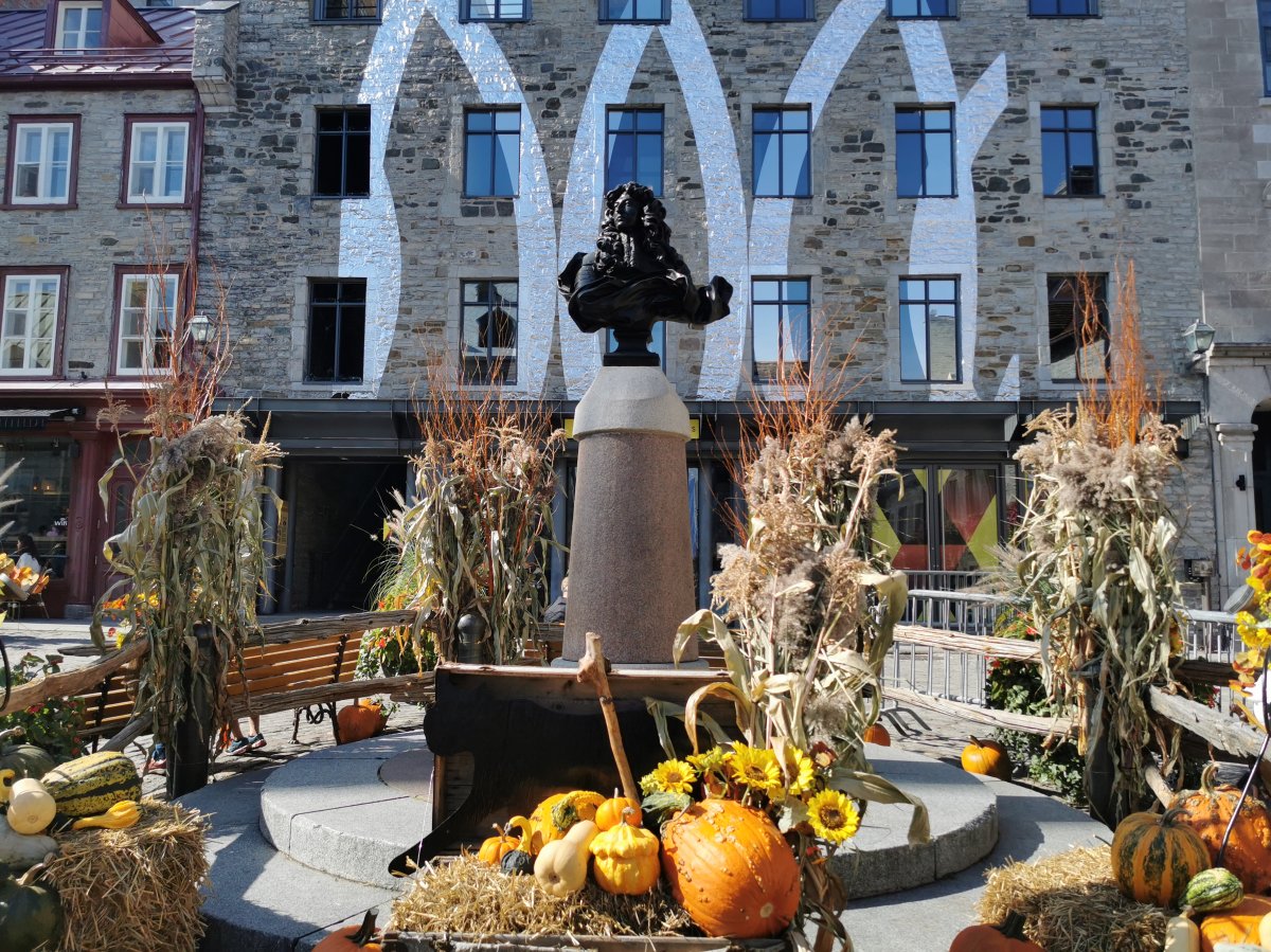 Büste von Louis XIV mit Halloween-Dekoration