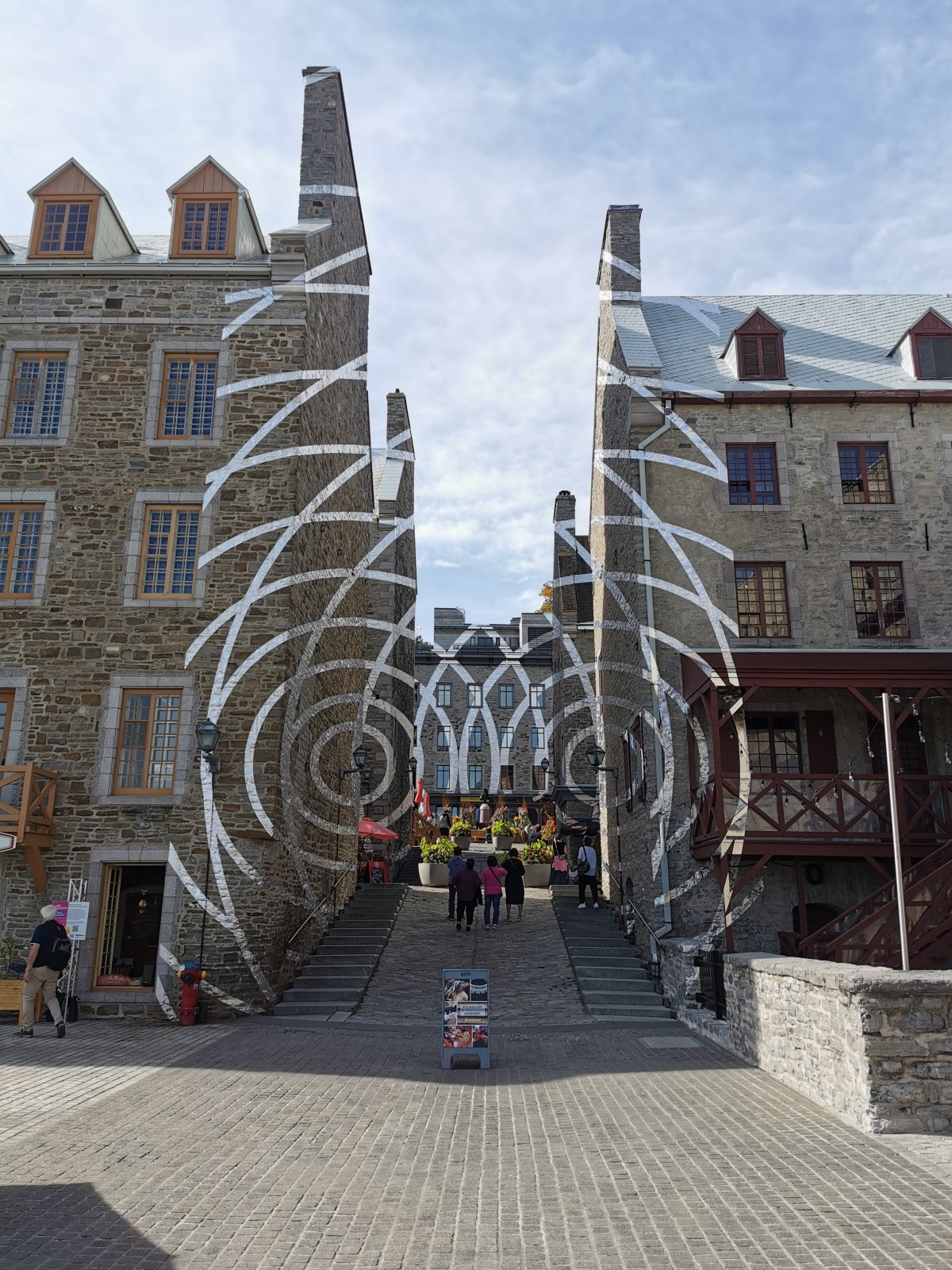 Doubles cercles concentiques entrelacés von Felice Varini  