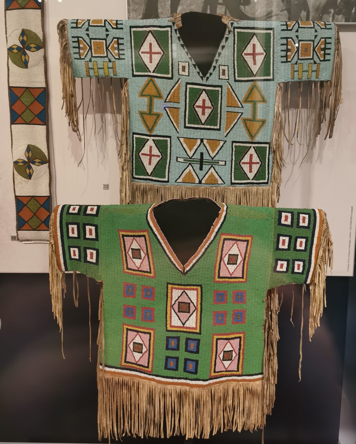 Reich verzierte indigene Kleidung