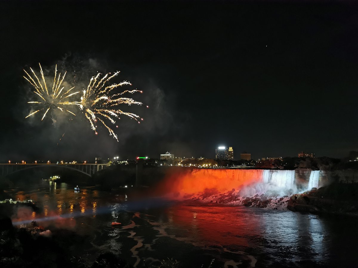 American & Bridal Veil Falls bei Nacht