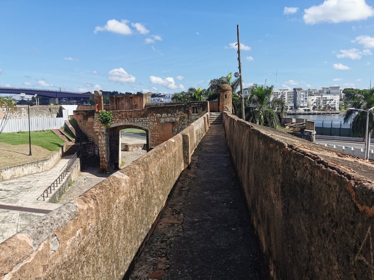 Stadtmauer und Puerta San Diego