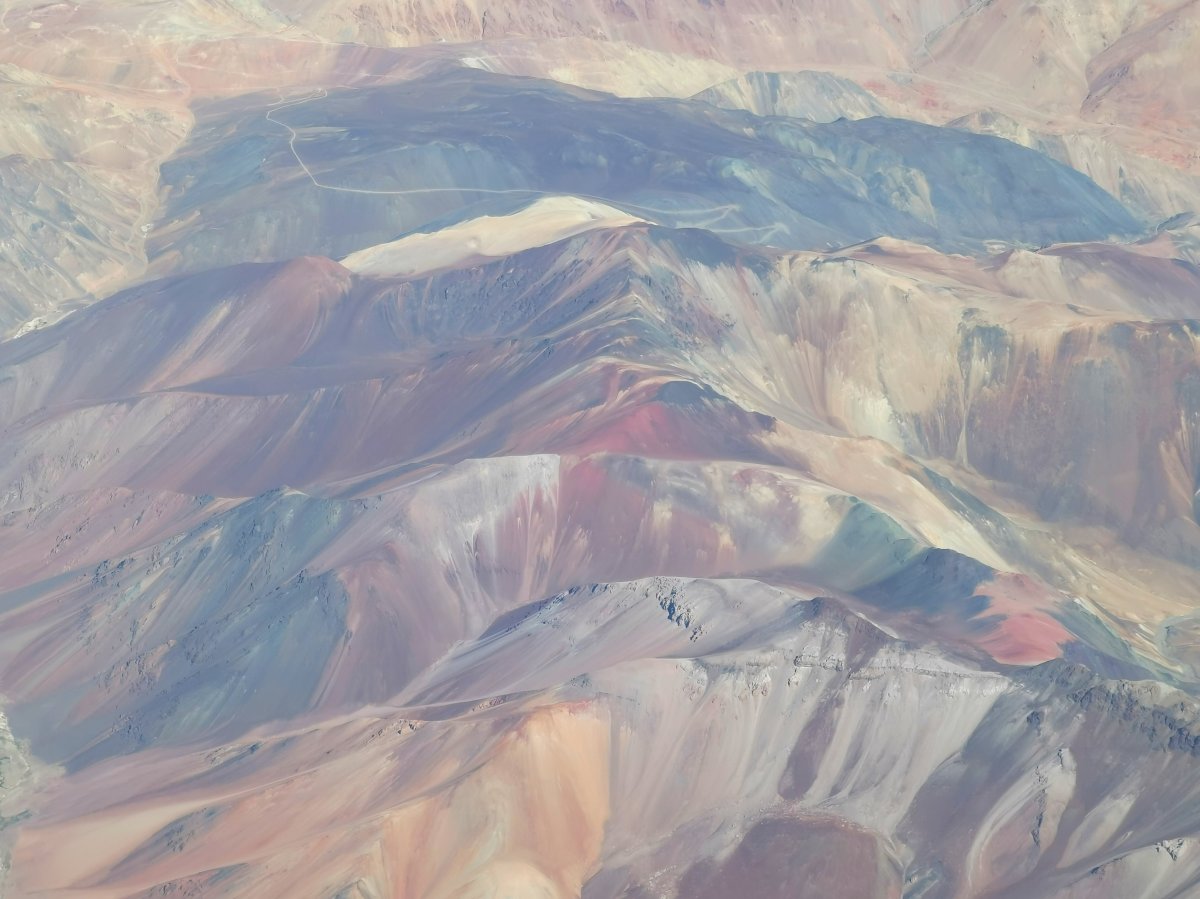 Blick auf farbenfrohe Berge