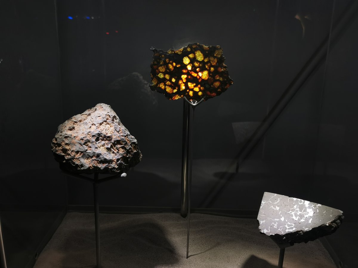 Meteorit in drei Präparationsarten