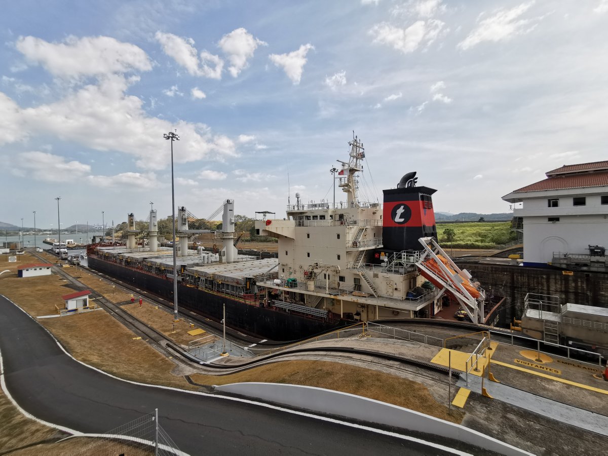 Schiff in der Schleuse