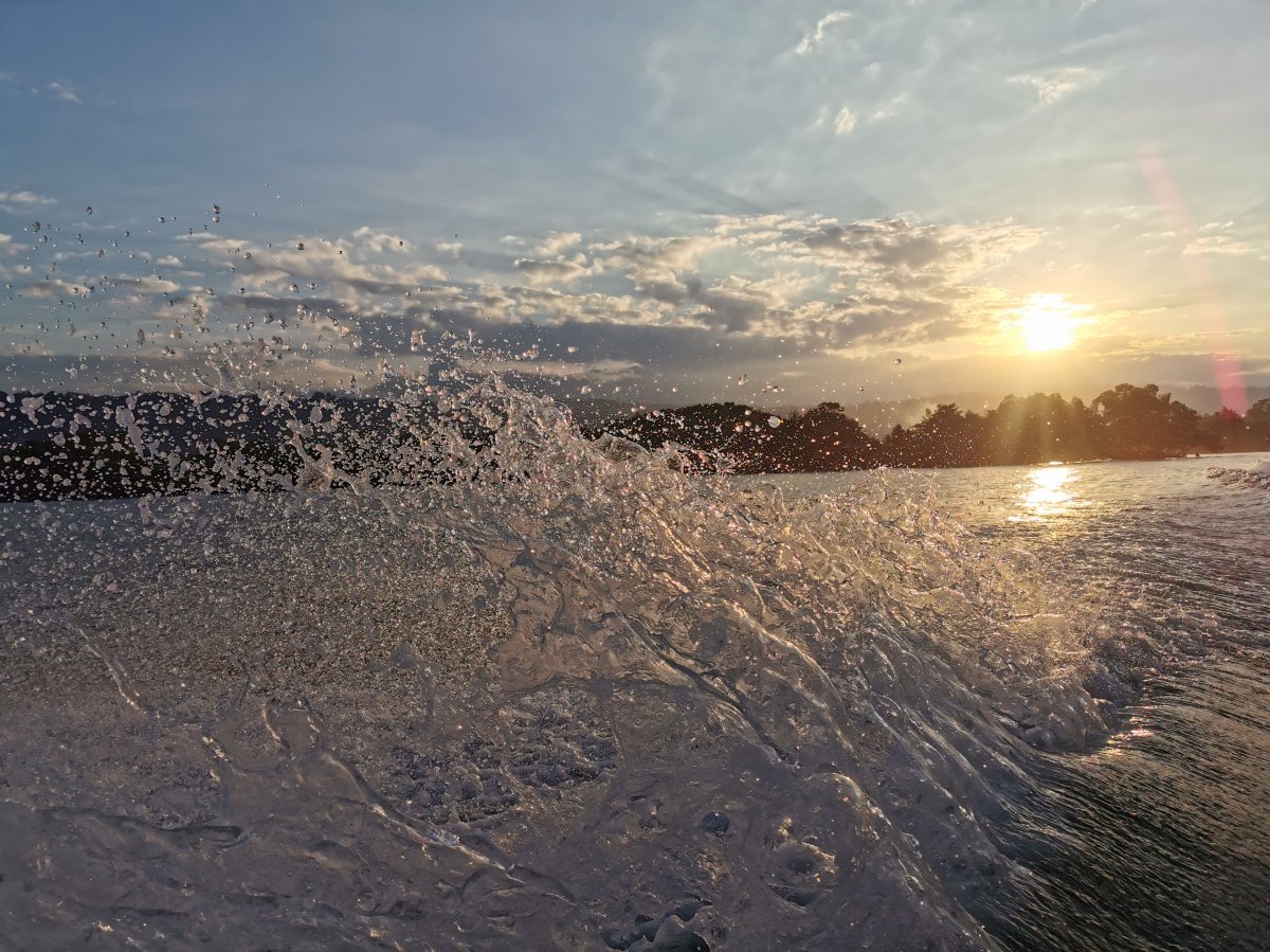 Überfahrt bei Sonnenuntergang