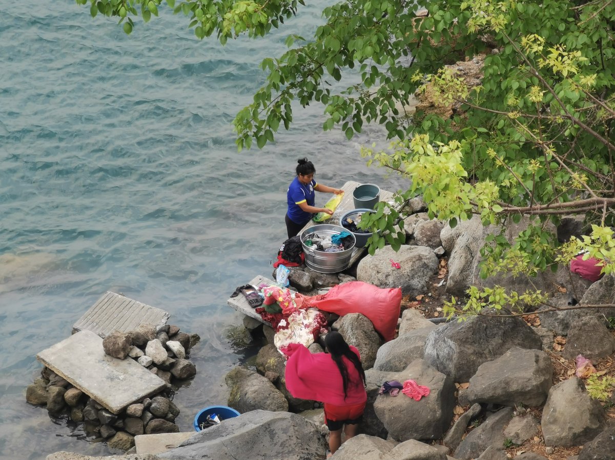 Wäsche waschen im See