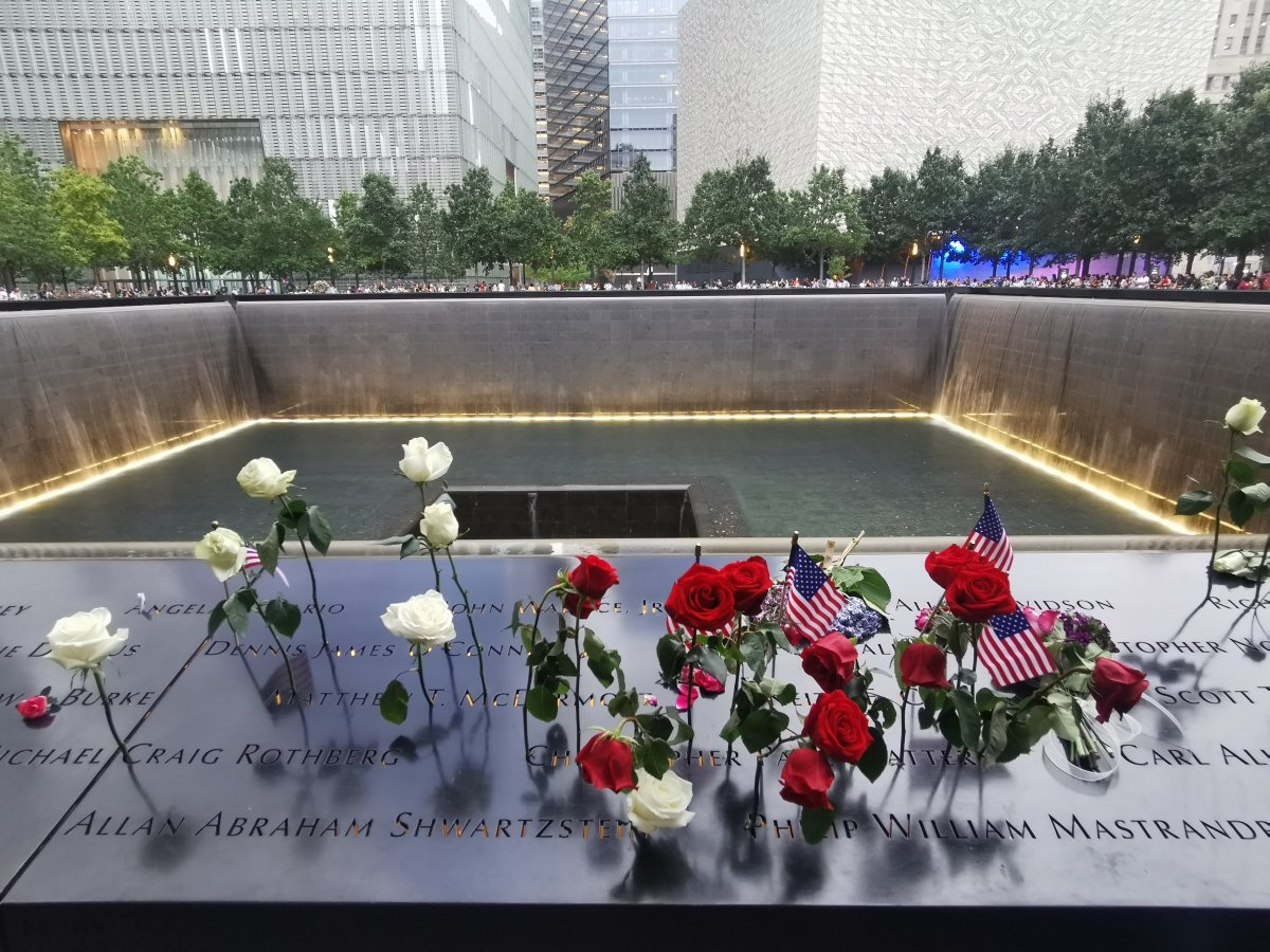 Blumen an der Gedenkstätte "Reflecting Absence"