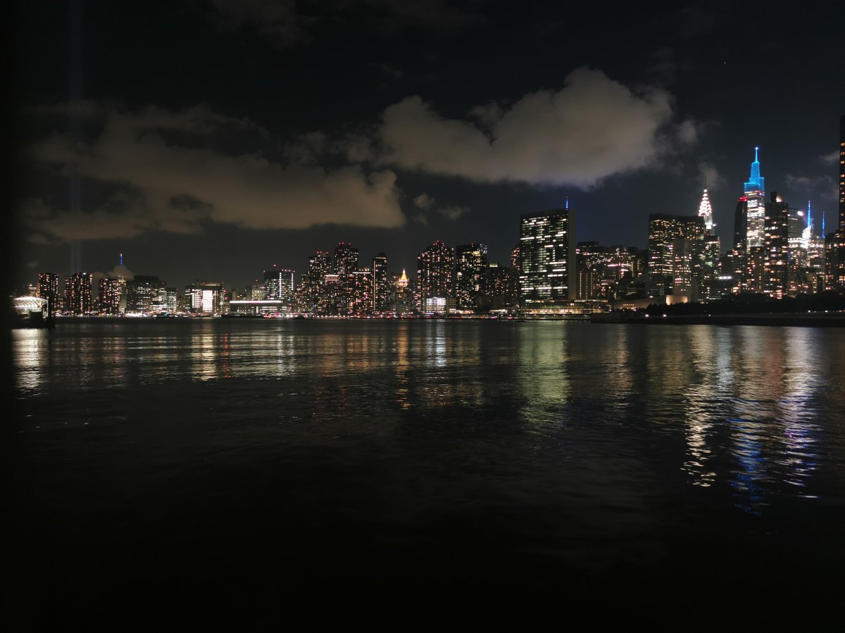 Skyline Manhattans mit "Tribute in Light" (links im Bild)