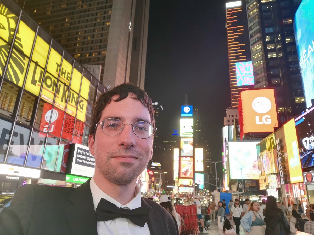 Mit Anzug und Fliege am Times Square